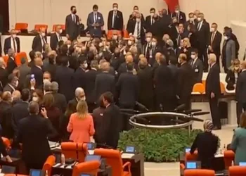 Bütçe görüşmelerinde Meclis’te yumruklu kavga