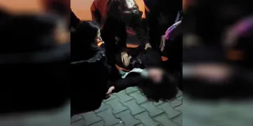 Kazada bayılan arkadaşını tokatla uyandırmaya çalıştı