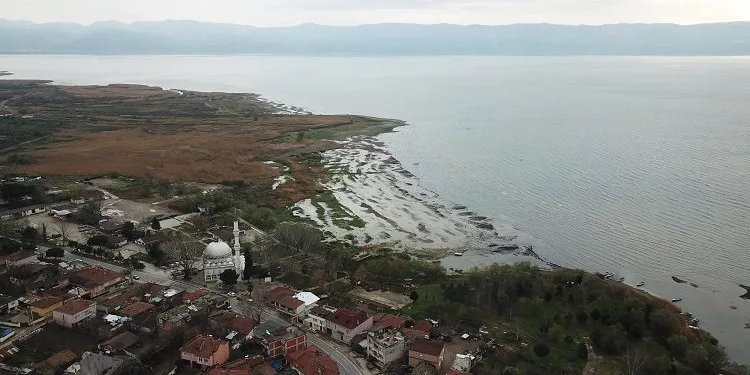 Çekilme arttı, İznik Gölü’nde adacıklar oluştu