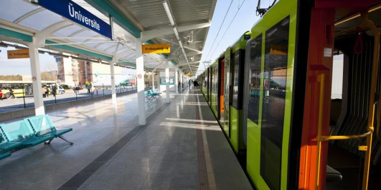 Bursa’da metro seferlerine yılbaşı düzenlemesi