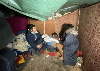Bursa’da eşi ve kızıyla mağara gibi depoda yaşıyor