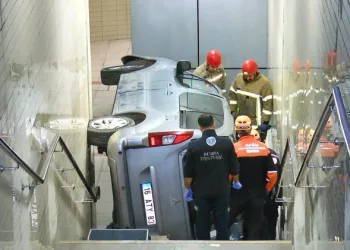 Bursa’da otomobil metro alt geçidine uçtu: 1 ölü