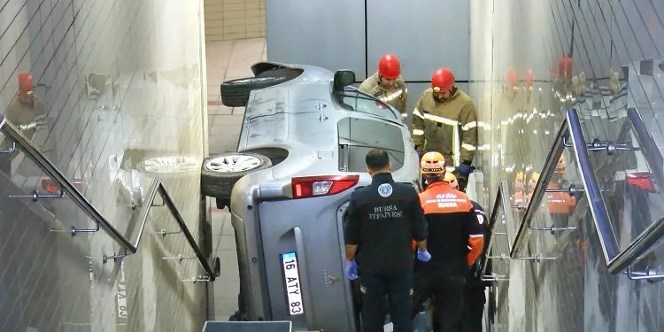 Bursa’da otomobil metro alt geçidine uçtu: 1 ölü