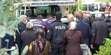 Eşini öldürüp sabaha kadar başında bekledi