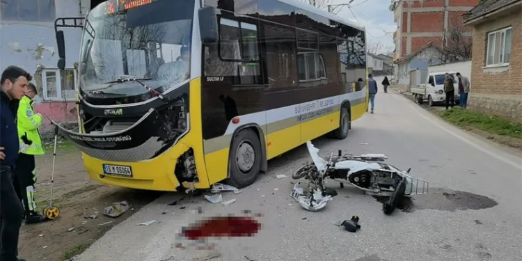 Bursa’da otobüsle motosiklet çarpıştı: 2 ağır yaralı