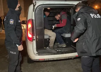 Kiralık araçla inşaattan demir çalan şüpheliler yakalandı