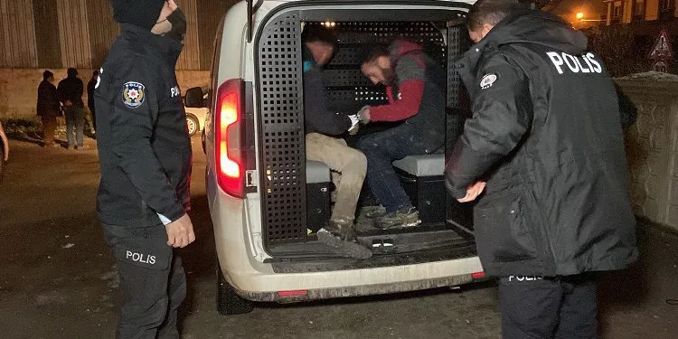 Kiralık araçla inşaattan demir çalan şüpheliler yakalandı
