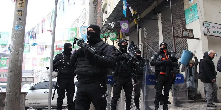 Diyarbakır’da DBP il binasına operasyon