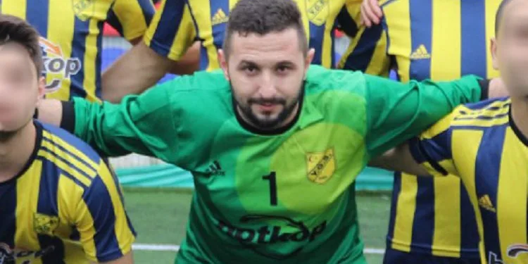 Bursa’da tabancalı futbolcunun lisansını yırttı