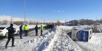 Yolcu otobüsü devrildi! Yaralılar var