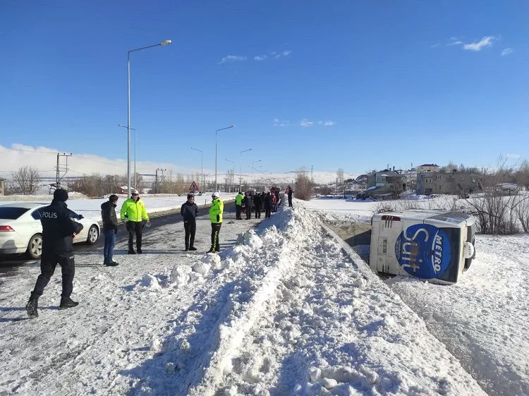 Yolcu otobüsü devrildi! Yaralılar var