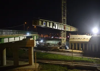 Bursa’da 130 tonluk dev kirişler monte edildi