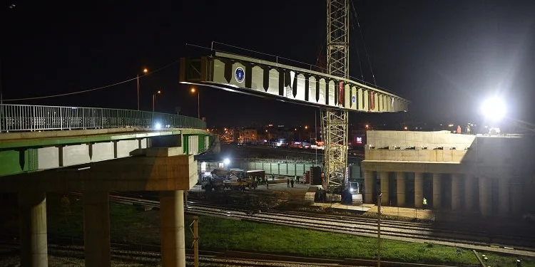 Bursa’da 130 tonluk dev kirişler monte edildi