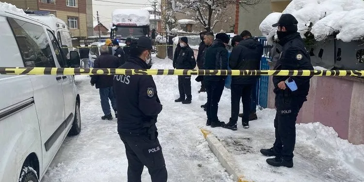 Annesini boynunu keserek öldürdü