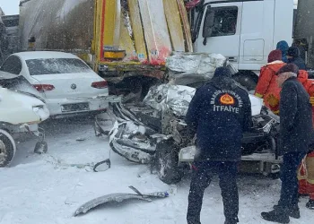 8 araç birbirine girdi: 3 ölü, 12 yaralı