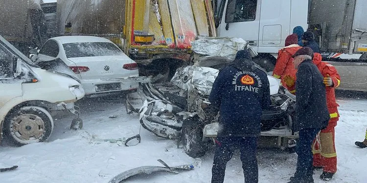 8 araç birbirine girdi: 3 ölü, 12 yaralı