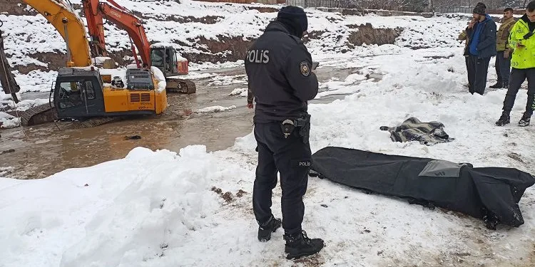 Suya düşen kepçenin operatörü yaşamını yitirdi