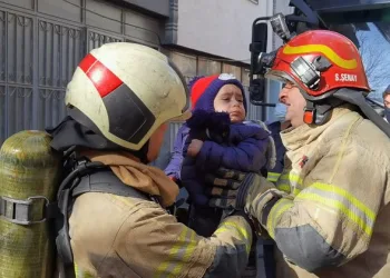 Bursa’da 3 katlı binanın çatı katında yangın