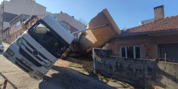 Bursa’da kamyon damperi evin üzerine devrildi