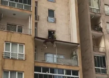 Bursa’da 8’inci kattan düşen kadını balkon çatısı kurtardı