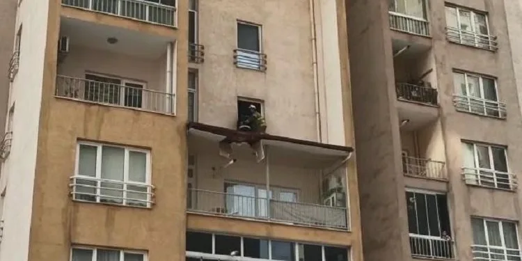 Bursa’da 8’inci kattan düşen kadını balkon çatısı kurtardı