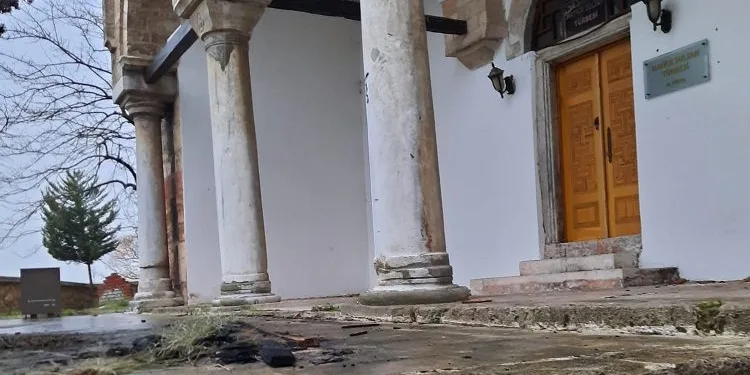 Bursa’daki türbeyi madde bağımlıları mesken tuttu