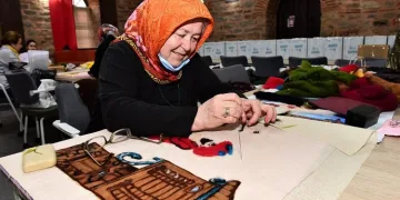 Bursa Yıldırımlı kadınlar keçe sanatını yaşatıyor