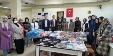 Bursa İnegöl’de kursiyer anneler ihtiyaç sahibi çocuklara elbise dikti