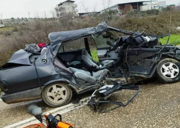 Bursa’da hurdaya dönen araçtan kurtarıldılar