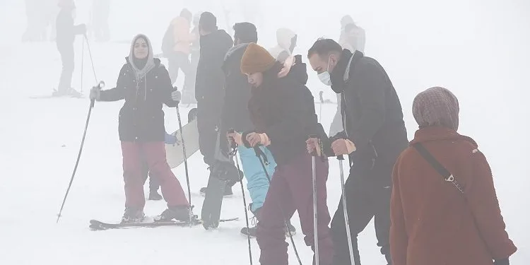 Uludağ’da sise rağmen pistler doldu