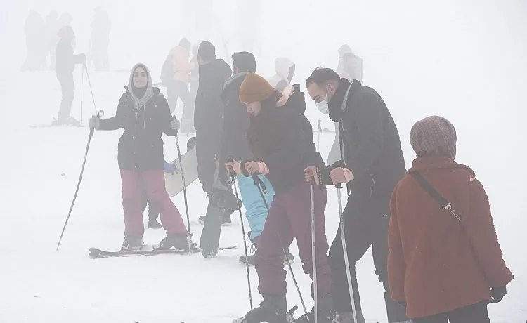 Uludağ’da sise rağmen pistler doldu
