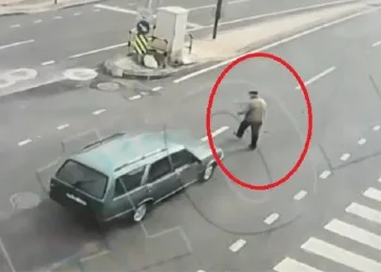 Bursa’da otomobilin çarptığı adam takla atarak yere çakıldı