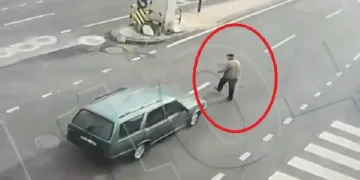 Bursa’da otomobilin çarptığı adam takla atarak yere çakıldı