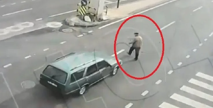 Bursa’da otomobilin çarptığı adam takla atarak yere çakıldı
