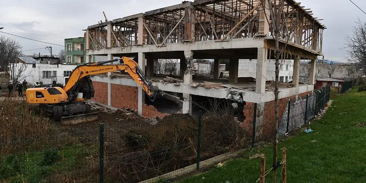 Bursa’da kaçak yapı inşaat halindeyken yıkıldı