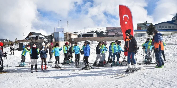 Bursa’da 700 öğrenci  Uludağ’da kayakla buluştu
