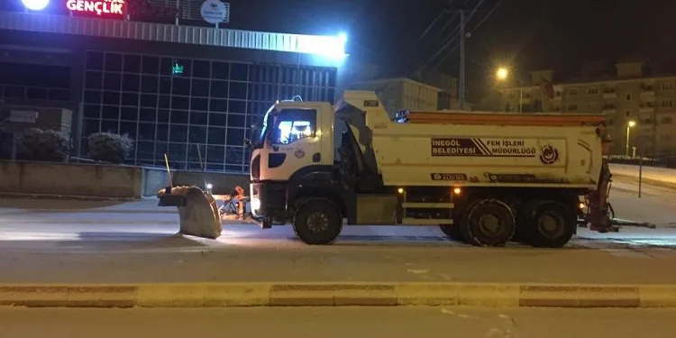 Bursa İnegöl’de ekiplerden kar mesaisi