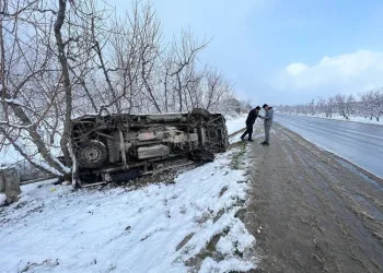 Bursa’da karda kayan araç yol kenarına devrildi