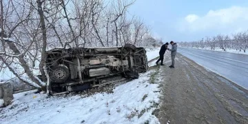 Bursa’da karda kayan araç yol kenarına devrildi