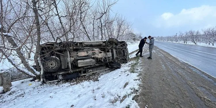 Bursa’da karda kayan araç yol kenarına devrildi