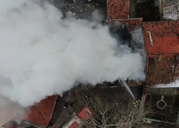 Bursa’da ailesine kızdı evi ateşe verdi