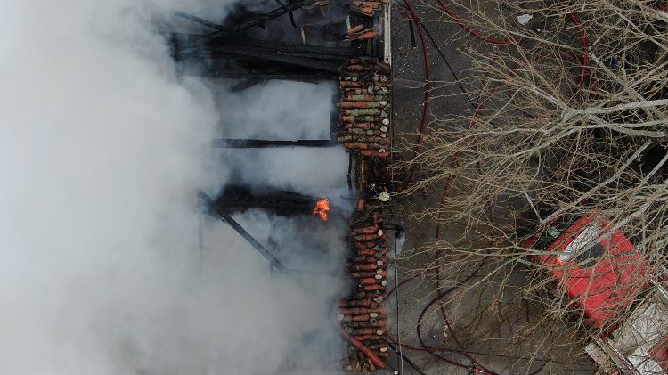 Bursa'da ailesine kızdı evi ateşe verdi