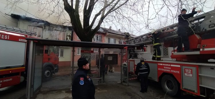 Bursa'da ailesine kızdı evi ateşe verdi