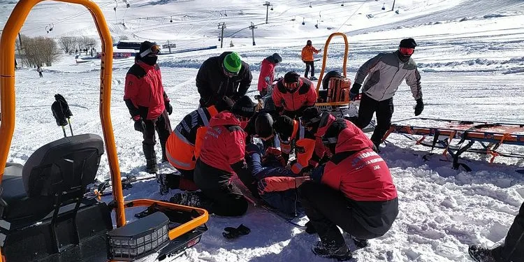Bursa Uludağ’da kayakçının imdadına JAK yetişti