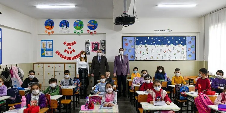 Başkan Kanar’dan öğrencilere karne hediyesi