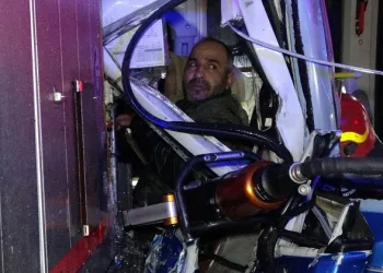 Bursa’da minibüs TIR’a çarptı şoför araçta sıkıştı