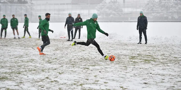 Bursaspor kar yağışı altında hazırlıklarını tamamladı