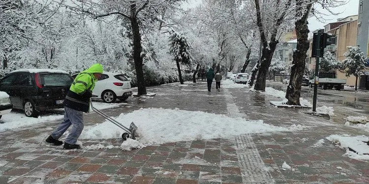 Bursa İnegöl’de karla mücadele aralıksız sürüyor