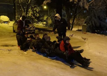 Bursa’da sokakları kayak pistine çevirdiler