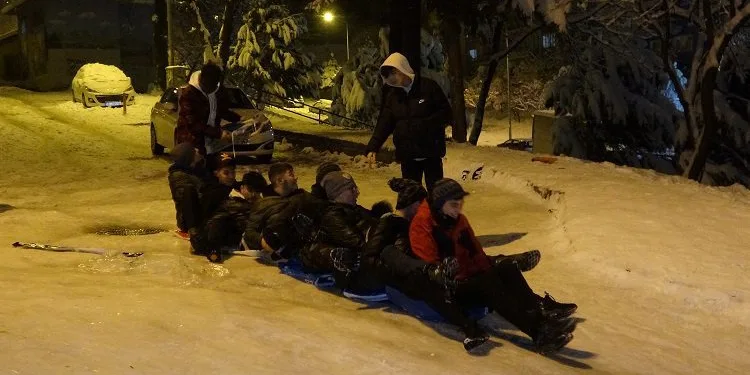 Bursa’da sokakları kayak pistine çevirdiler